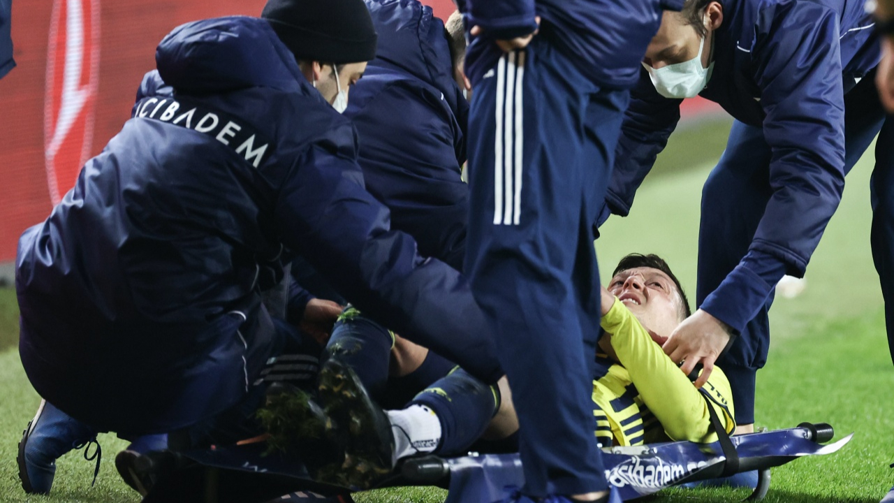 Mesut Özil 1 aydan önce dönemez