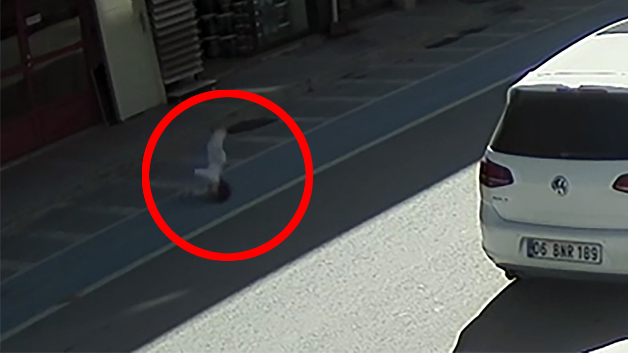 Üç yaşındaki çocuk 4. kattan caddeye düştü!