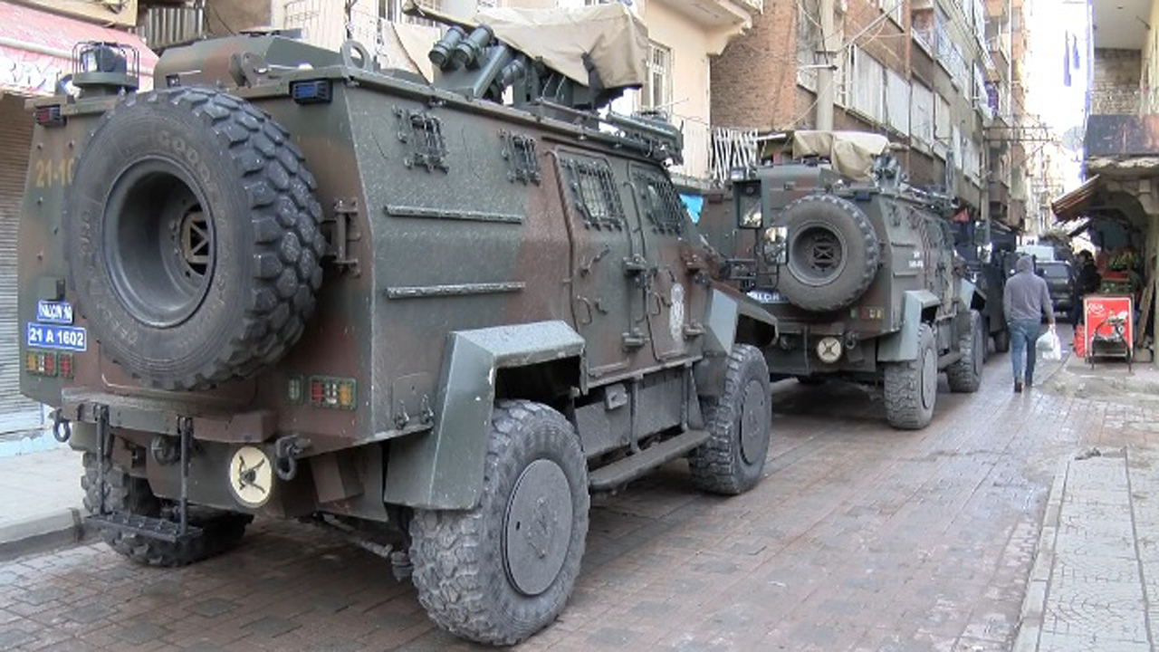 Diyarbakır'da PKK terörüne destek veren derneğe baskın!