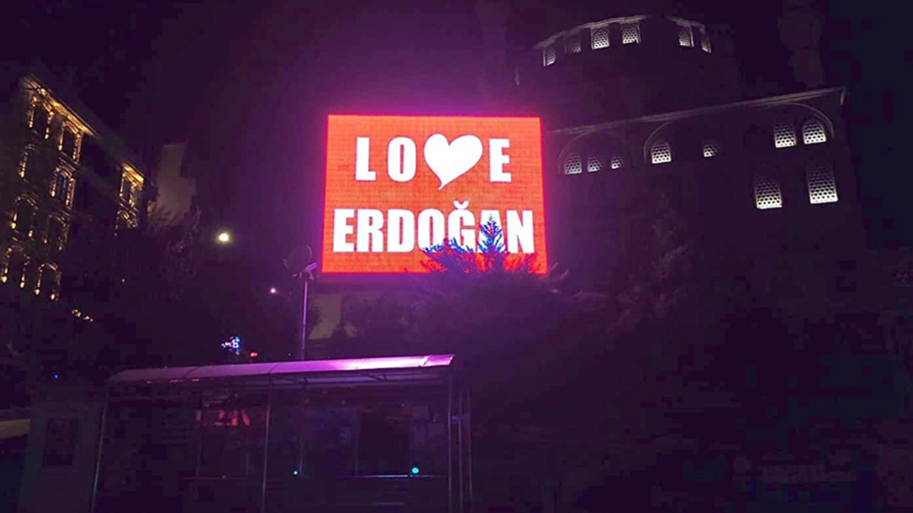 İstanbul'da led ekranlarda 'Love Erdoğan' mesajları