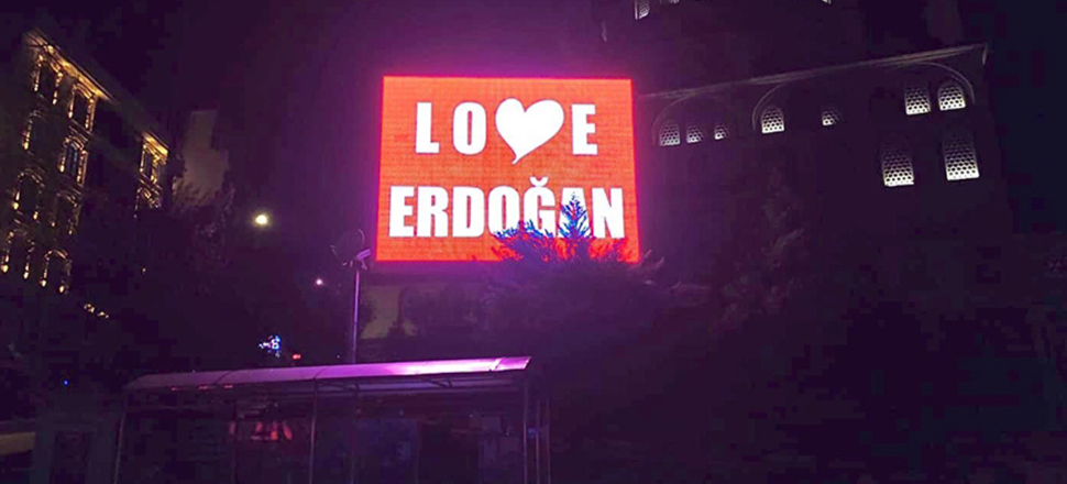 İstanbul'da led ekranlarda 'Love Erdoğan' mesajları