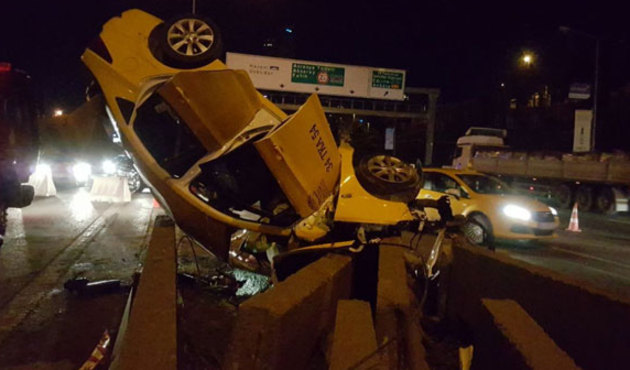 Ticari taksi içindeki yolcularıyla birlikte betona saplandı!