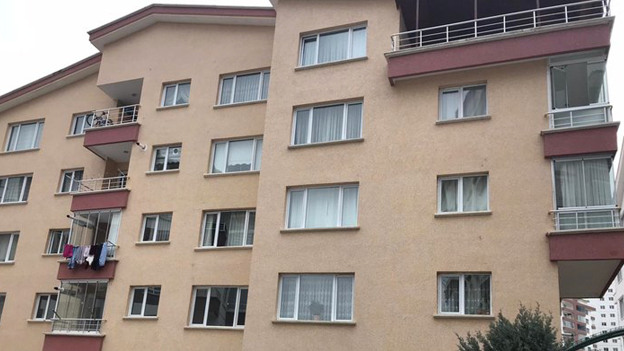 15 yıllık eşini çocuklarının gözü önünde öldürdü