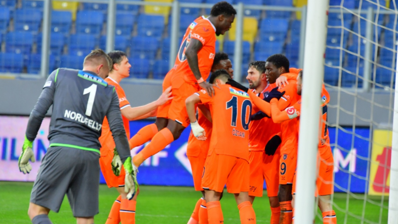 Medipol Başakşehir'e Demba Ba hayat verdi
