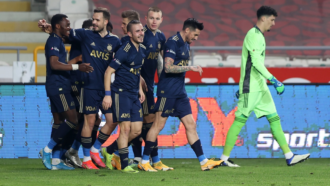 Fenerbahçe Konya deplasmanında 3 puanı 3 golle aldı