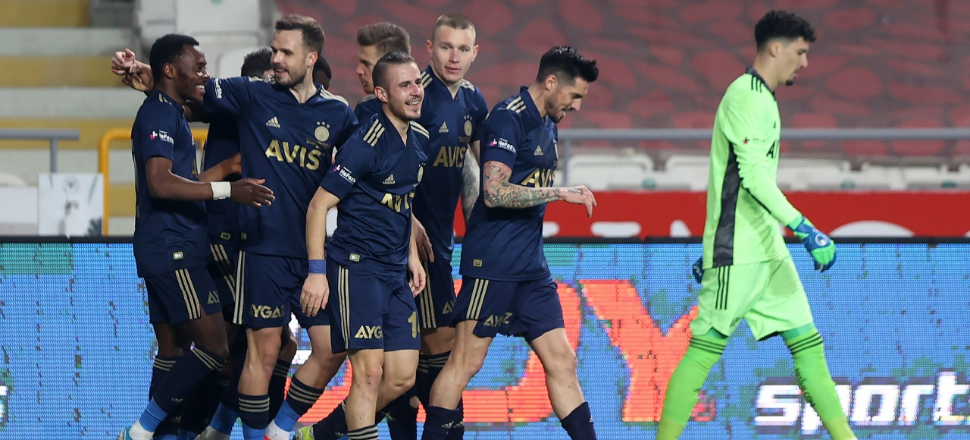 Fenerbahçe Konya deplasmanında 3 puanı 3 golle aldı