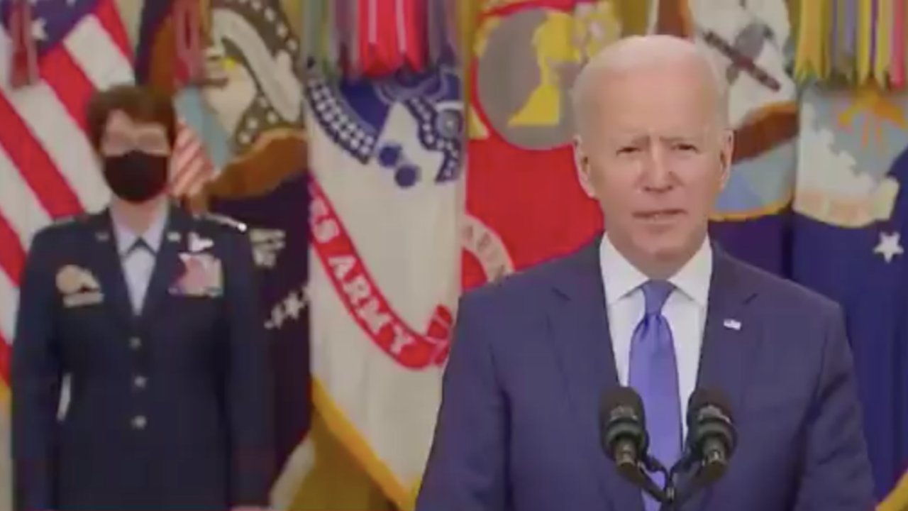 Biden, hemen yanındaki bakanın adını unuttu