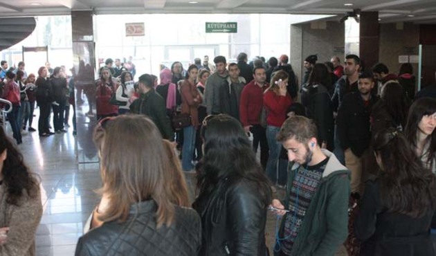 18 saat önceden kuyruğa girdiler! Ne iş ne de maaş sırası...