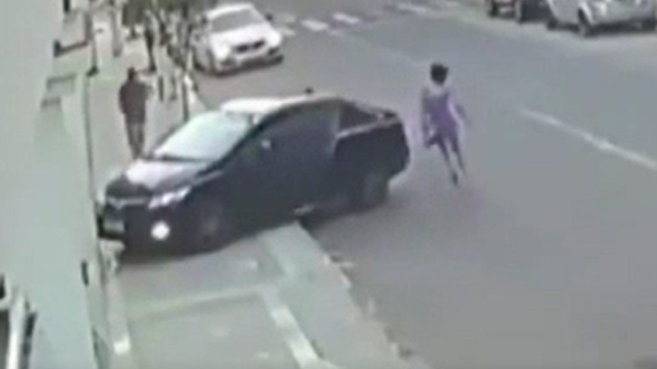 Sevgilisinin cep telefonunu çalan hırsızı otomobiliyle ezdi