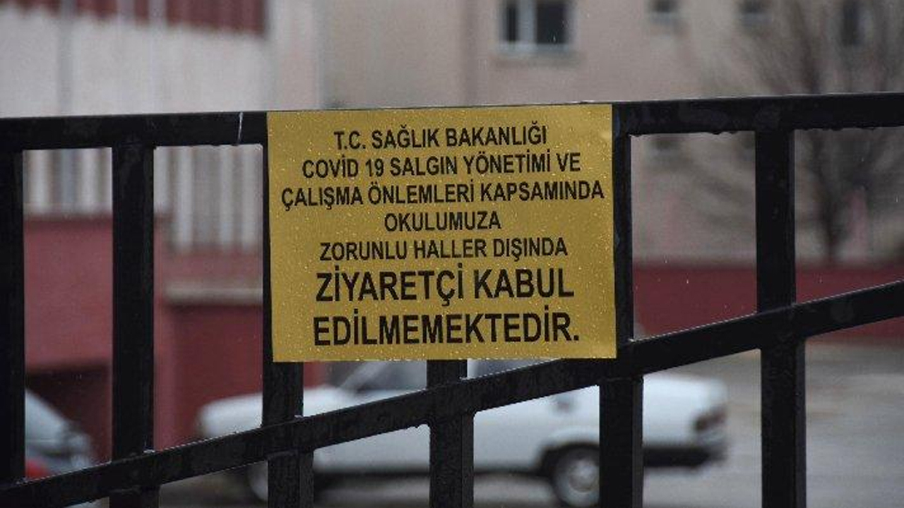 Öğretmen Korona çıktı 34 öğrenciye karantina!