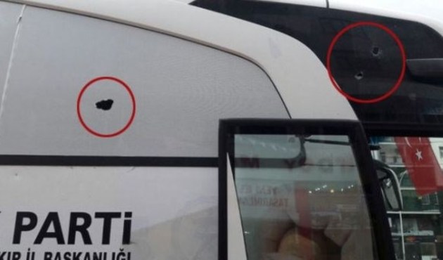 Diyarbakır'da AK Parti otobüsüne taşlı saldırı