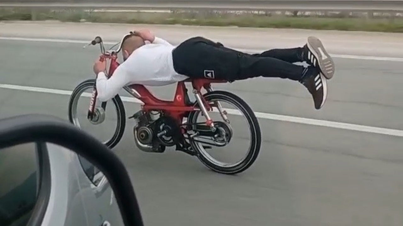 Motosikletin üzerine yatıp hız yaptı