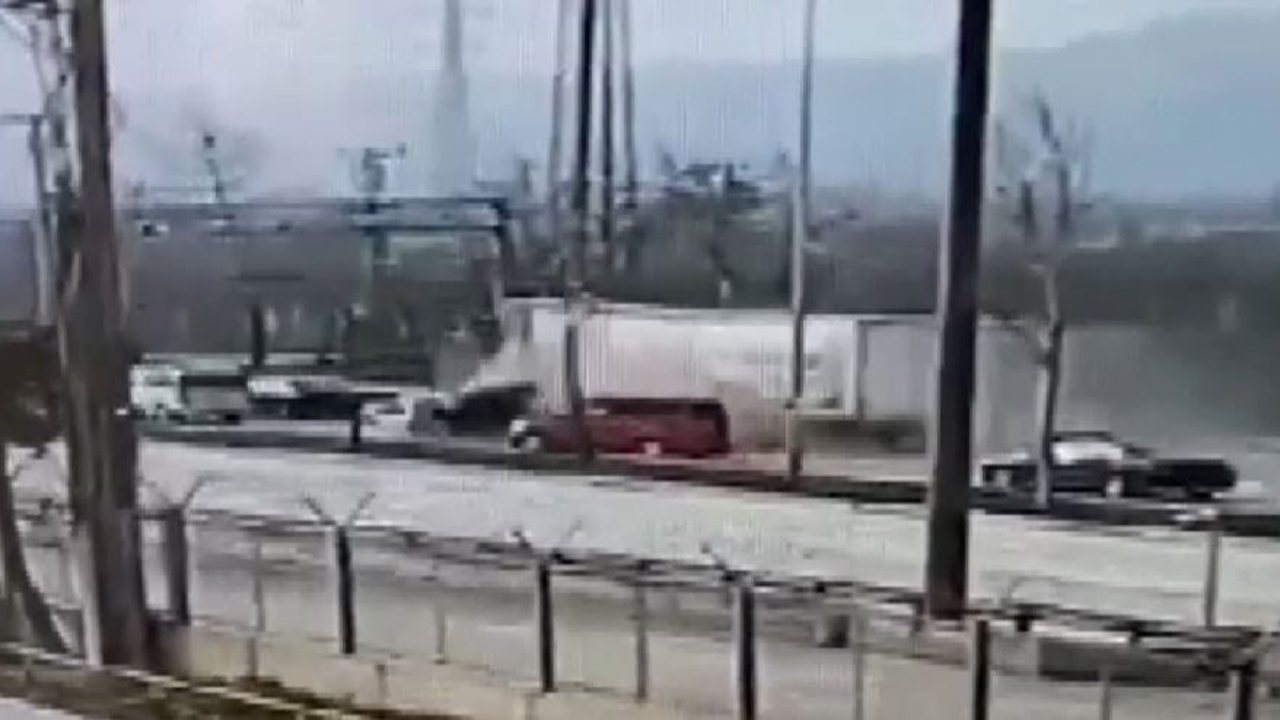Bursa'da TIR onlarca aracı biçti!