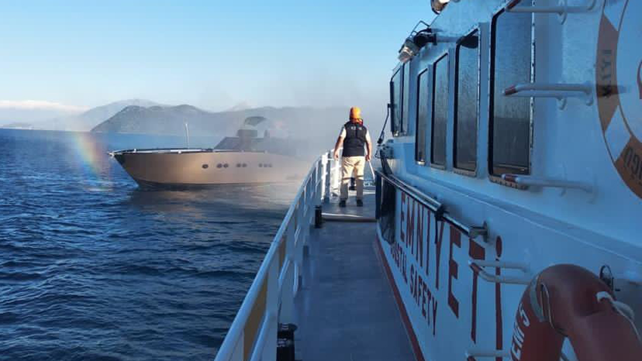 Göcek'te yanan tekneden 4 kişi kurtarıldı