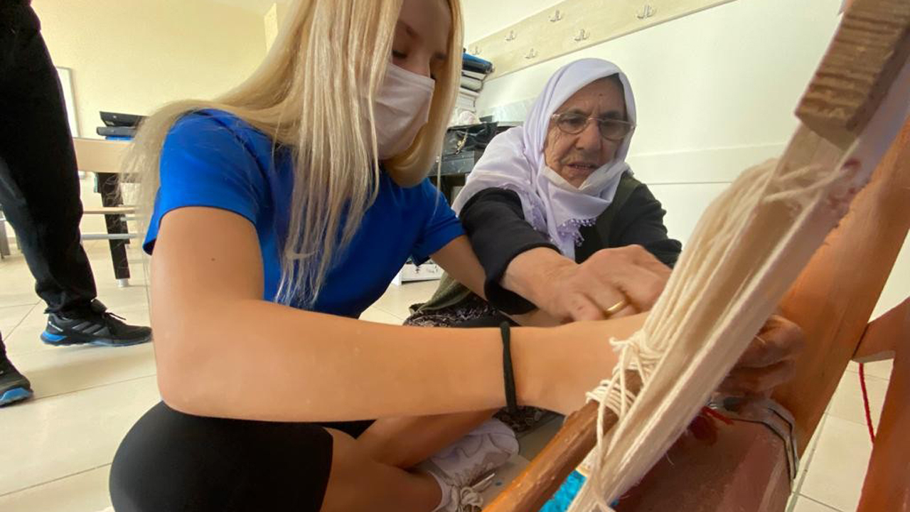 Okuma yazma bilmeyen Teslime nine 86 yaşında eğitimci oldu