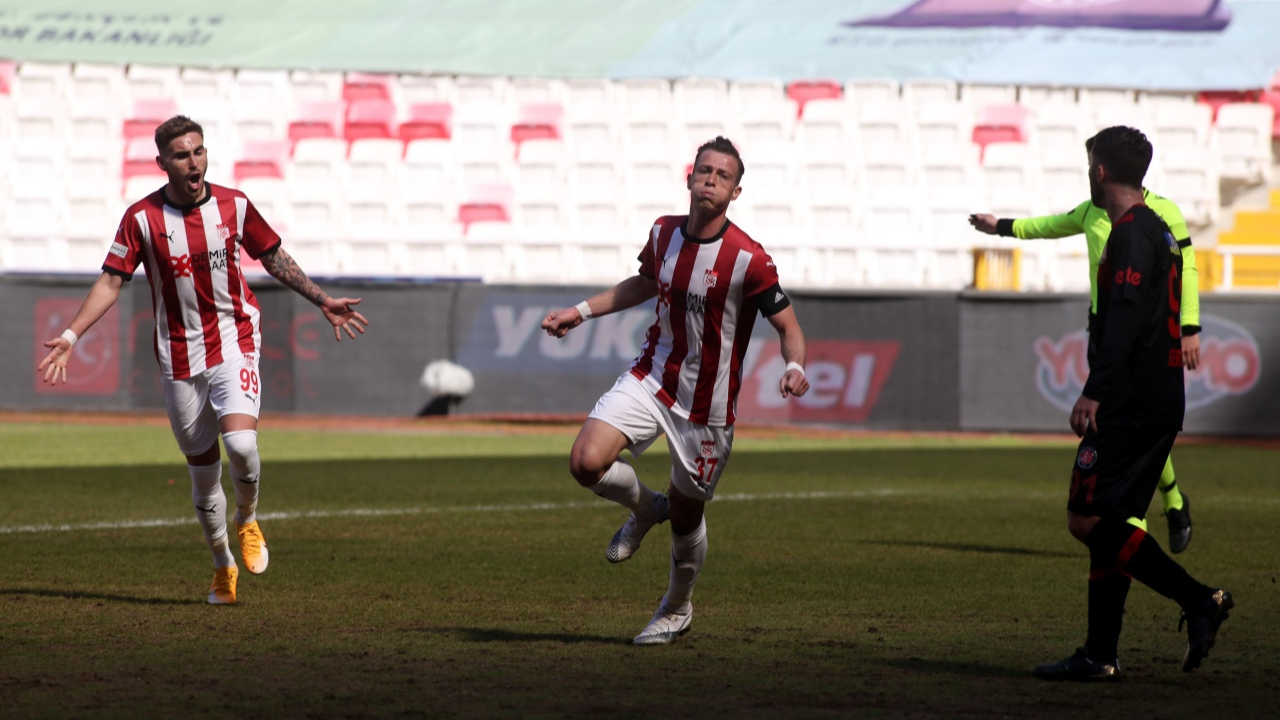 Sivasspor, Karagümrük engelini kaptan Hakan Arslan'ın golüyle geçti