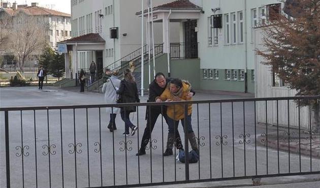 Çıplak fotoğraflarını yayınladığı için sürülen kadın hizmetli okulu bastı