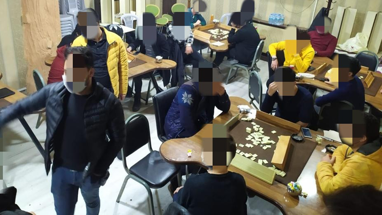 Sanki Kovid bitmiş gibi okey oynayıp nargile tüttürdüler!