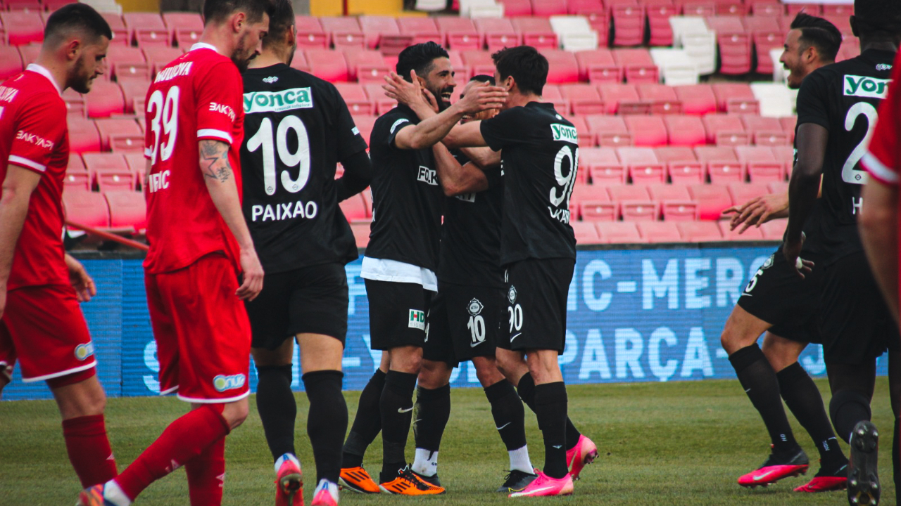 Altay, Balıkesir'de 3 puanı 3 golle aldı