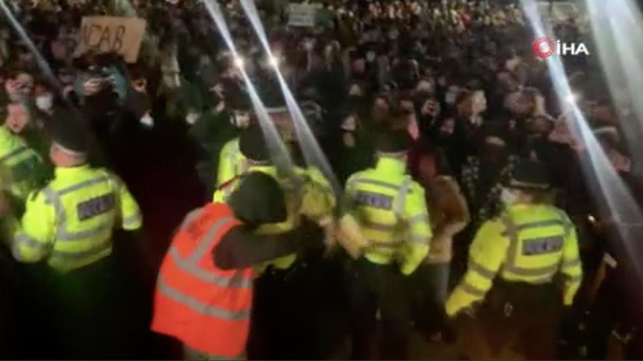 İngiliz polisi kadınları yaka paça gözaltına aldı