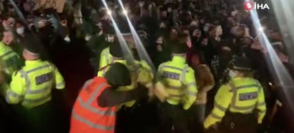 İngiliz polisi kadınları yaka paça gözaltına aldı