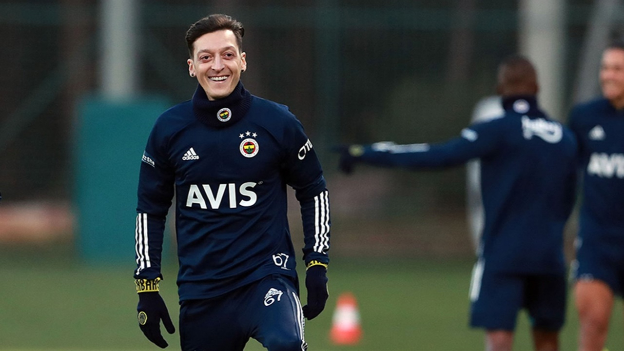 Mesut Özil müjdeyi verdi! Değnekleri attı...