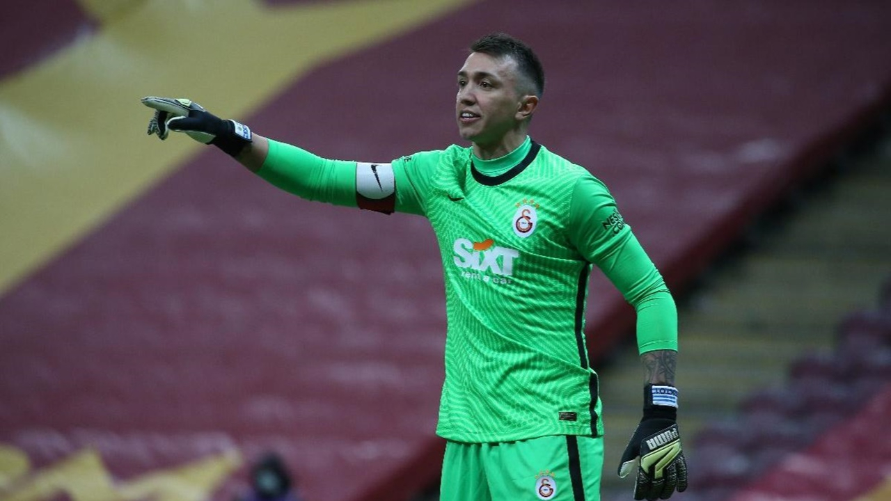 Galatasaray'da Muslera'ya sürpriz talip!