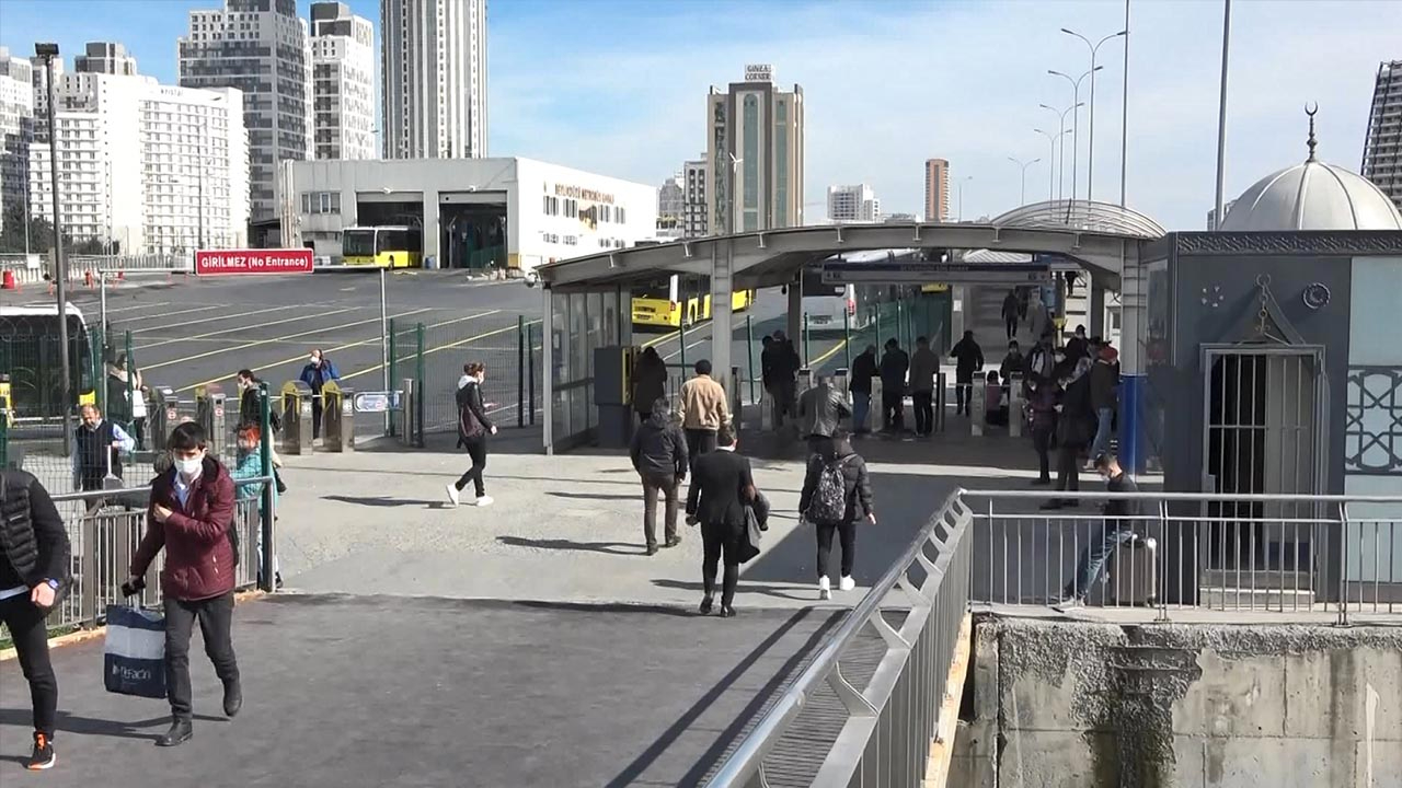 Metrobüse alınmayınca dehşet saçtılar