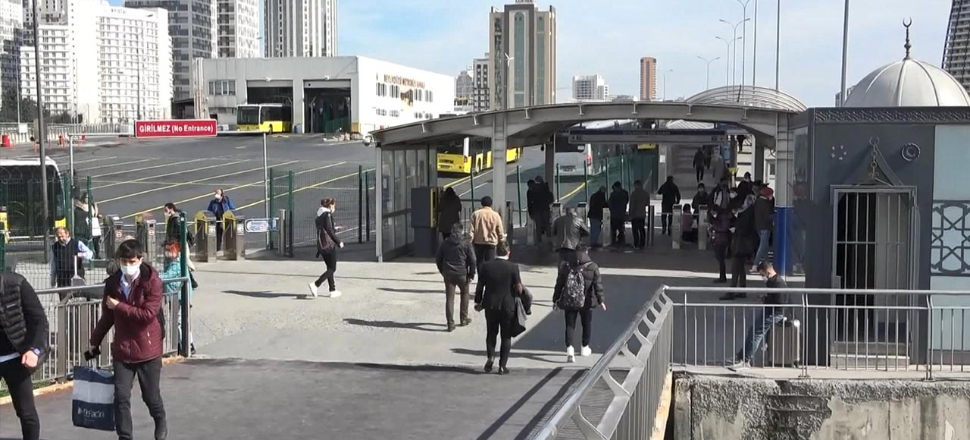 Metrobüse alınmayınca dehşet saçtılar