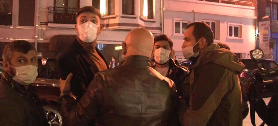 Eğlencede yakalandılar, gazetecilere saldırdılar