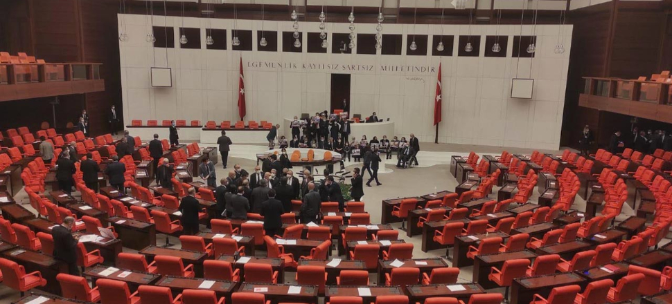 Meclis'ten çıkmayı reddetti daha sonra kendisi çıktı!