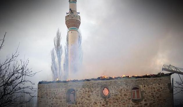 Yunanistan'da Osmanlı mirası tarihi ahşap cami yandı!