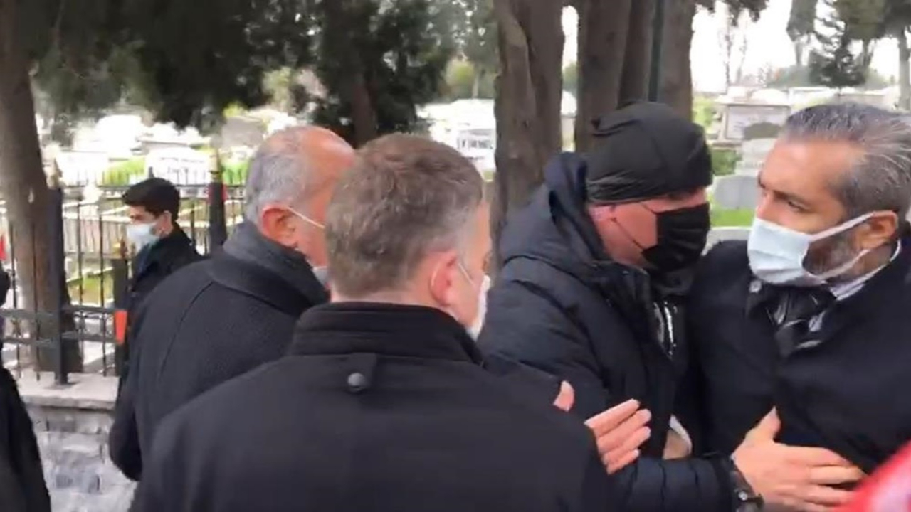 İmamoğlu, Edirnekapı Şehitliği'nde gazi yakını ile atıştı