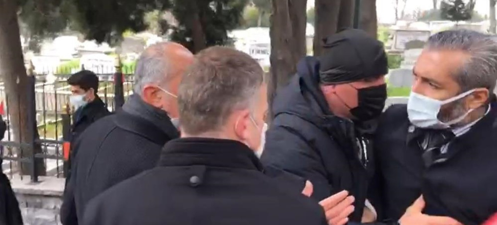 İmamoğlu, Edirnekapı Şehitliği'nde gazi yakını ile atıştı