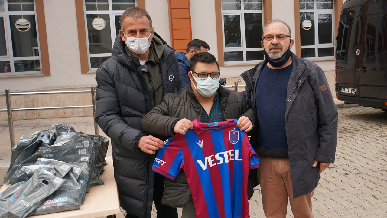 Abdullah Avcı'dan anlamlı hareket! Çocukların yanında oldu