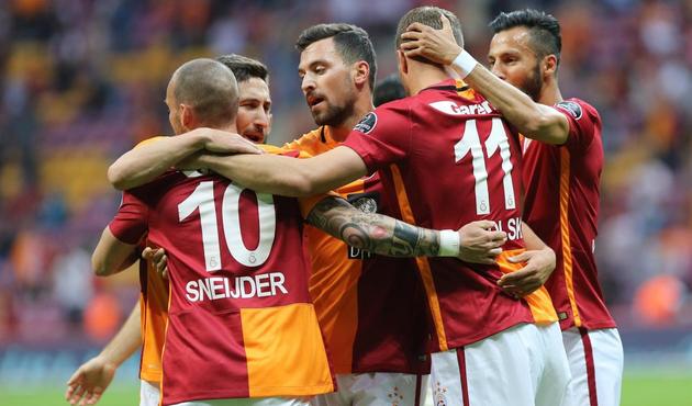Galatasaraylı yıldıza yönetimden sarı kart