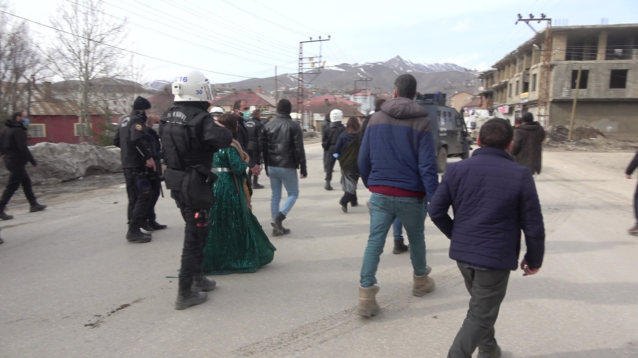 Nevruz kutlamasından çıkıp polis taşladılar