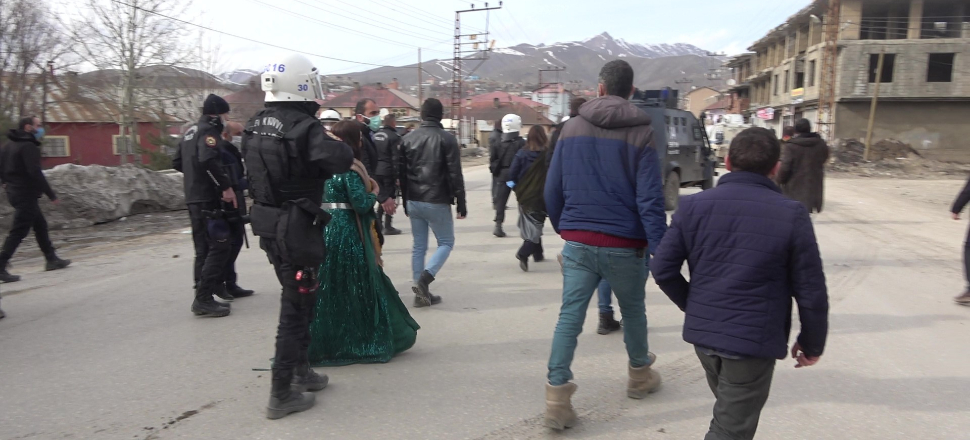 Nevruz kutlamasından çıkıp polis taşladılar