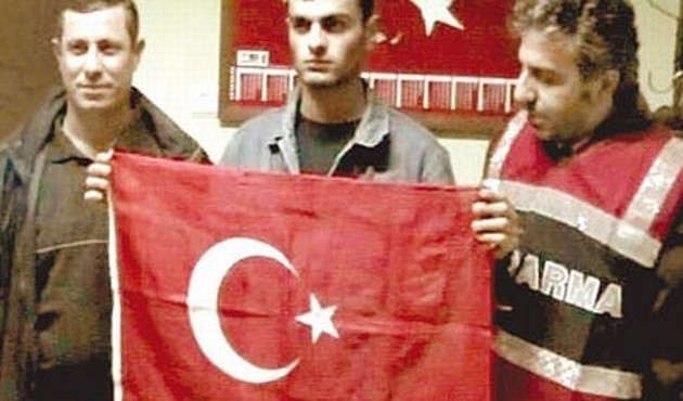 Bu pozun kaynağı ortaya çıktı! Her taşın altından o isim çıkıyor