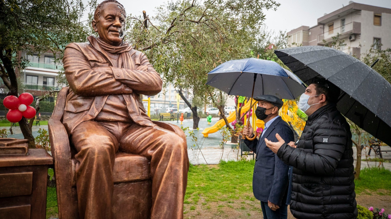 Tunç Soyer'den saldırılan heykele yerinde inceleme