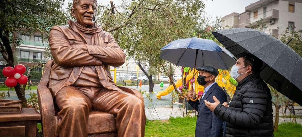 Tunç Soyer'den saldırılan heykele yerinde inceleme