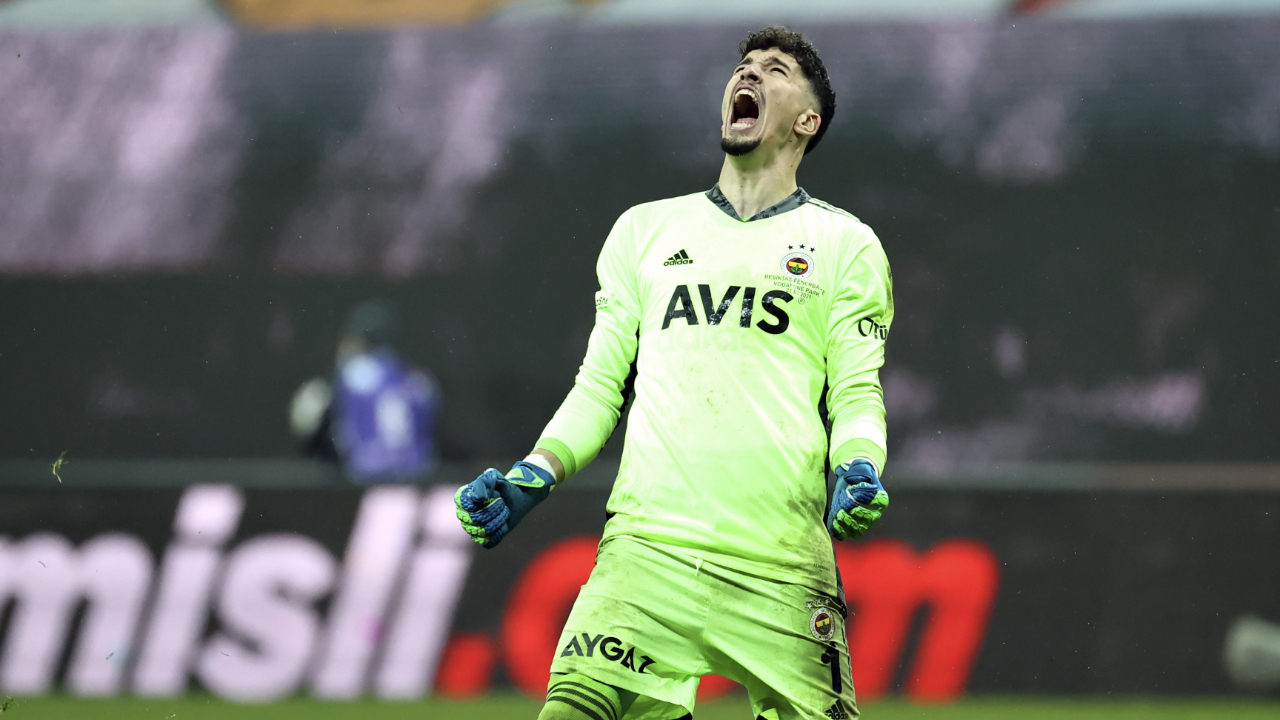 Altay Bayındır Beşiktaş derbisine damga vurdu