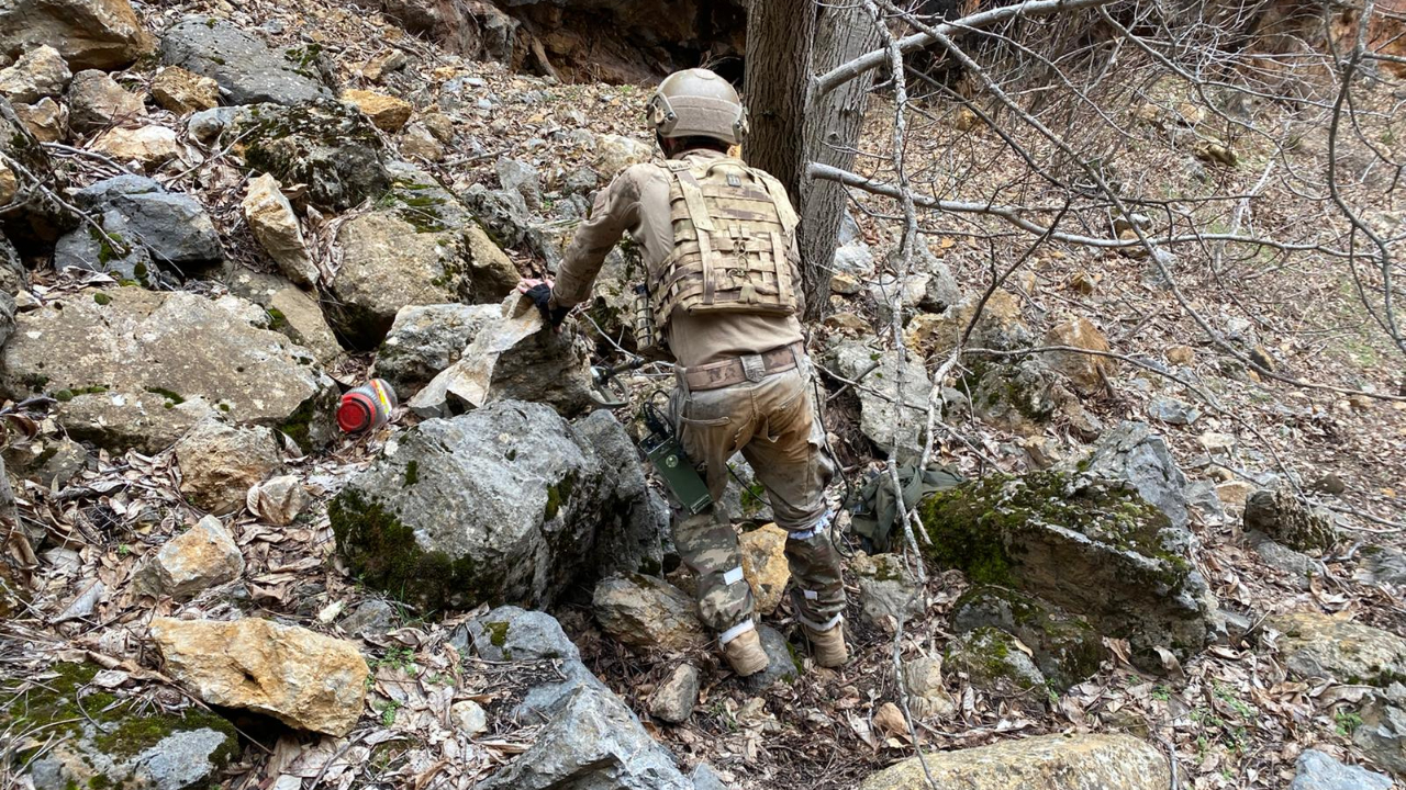 Tunceli’de teröristlere ait iki sığınak imha edildi