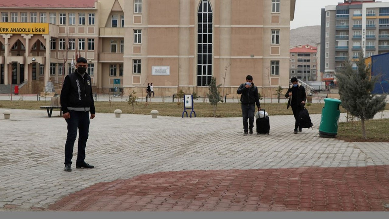 Vali "öğretmenler virüs taşıdı" diyerek duyurdu