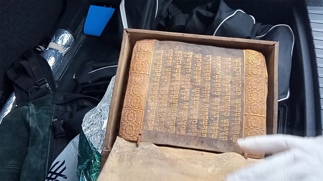 Altın işlemeli 2 bin 500 yıllık Tevrat'ı satmaya çalıştılar