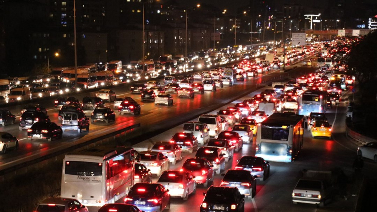 İstanbul'da sokağa çıkma kısıtlaması öncesinde trafik yoğunluğu yaşanıyor