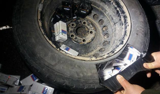 Yedek lastiğinden bile kaçak sigara çıktı