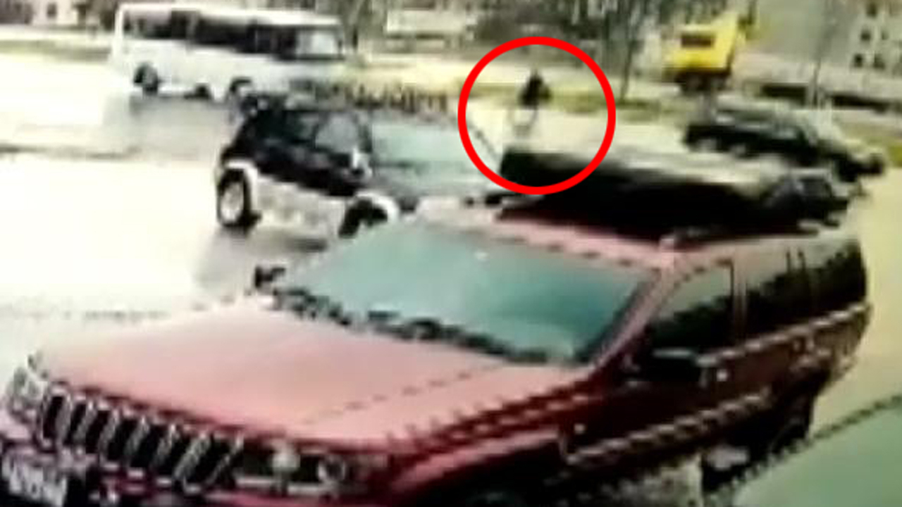 Otomobilin çarptığı kadın havaya fırlayıp metrelerce sürüklendi