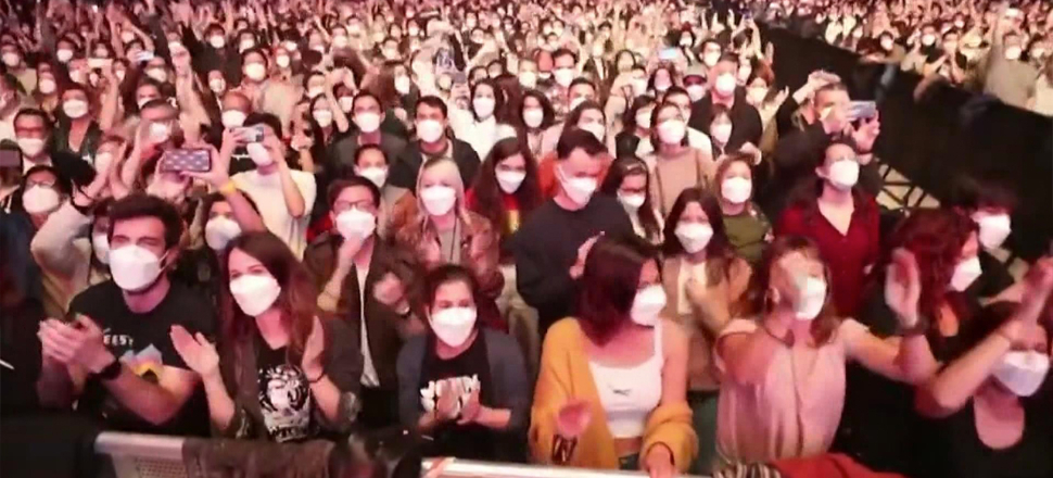 Salgının başından bu yana sosyal mesafesiz ilk konser