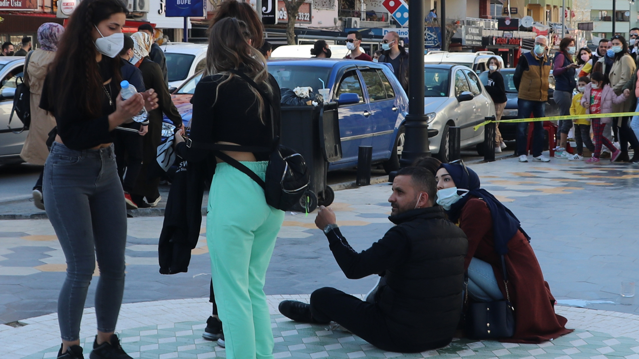 Sokaktakilerin üzerine ateş açıldı